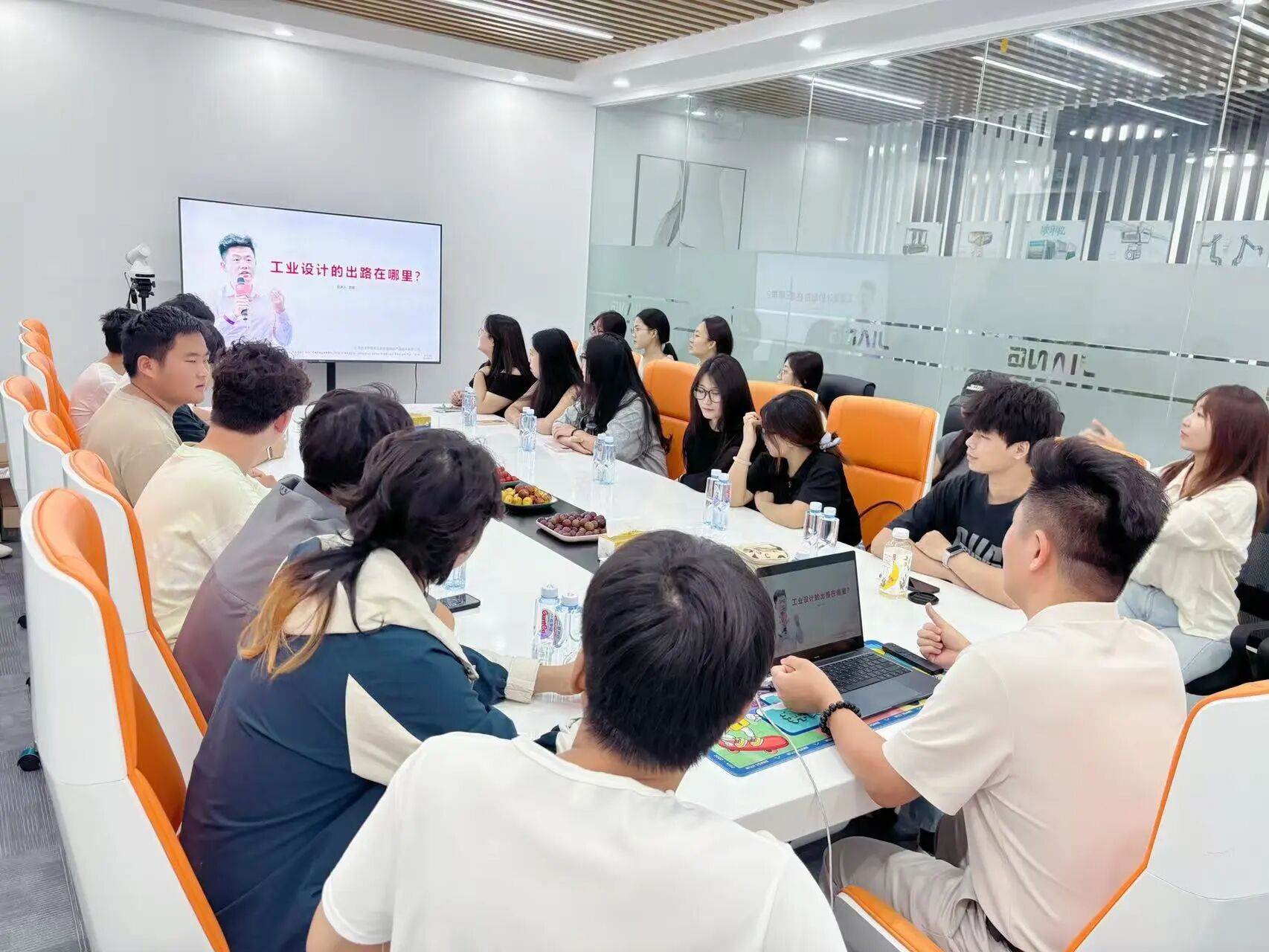 北海艺术设计学院师生走进匠品设计--探讨工业设计的出路在哪里？